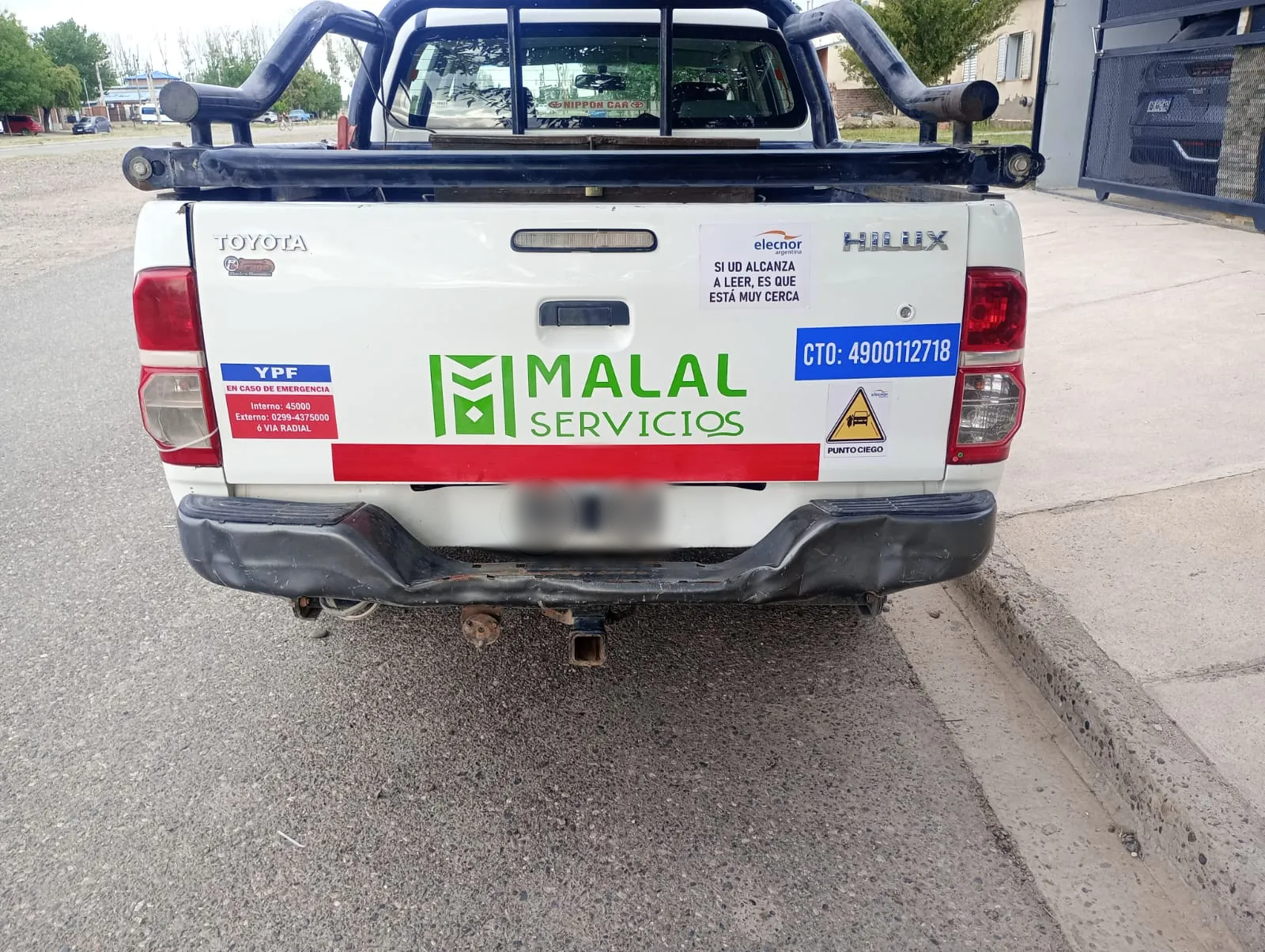 Camioneta equipada con tecnología GPS y botón de pánico para seguridad 24/7